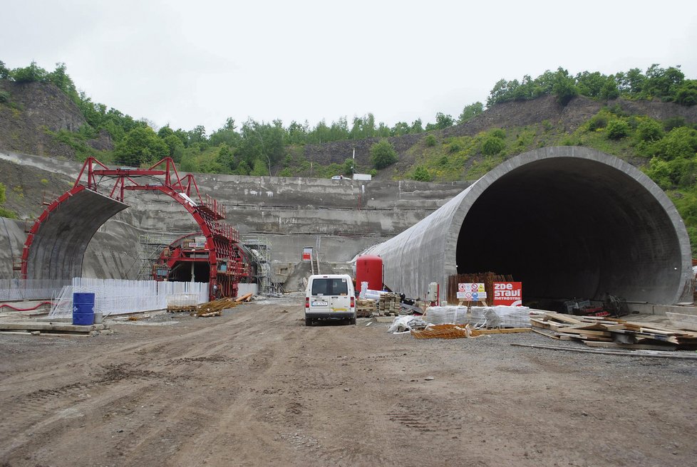 Tunel prochází kopcem Debus a ústí na druhé straně úbočí u tzv. Uhelné strouhy. Celková délka tunelových trub je 260 a 270 metrů. Dál stavbaři nemohou.