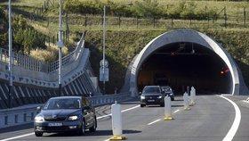 Řidiči jezdí v tunelu na D8 až 200 km/h.