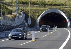 Řidiči jezdí v tunelu na D8 až 200 km/h.