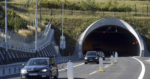 Tunelem jezdí řidiči i 200 km/h, pokuty nedostanou. Není, kdo by je udělil