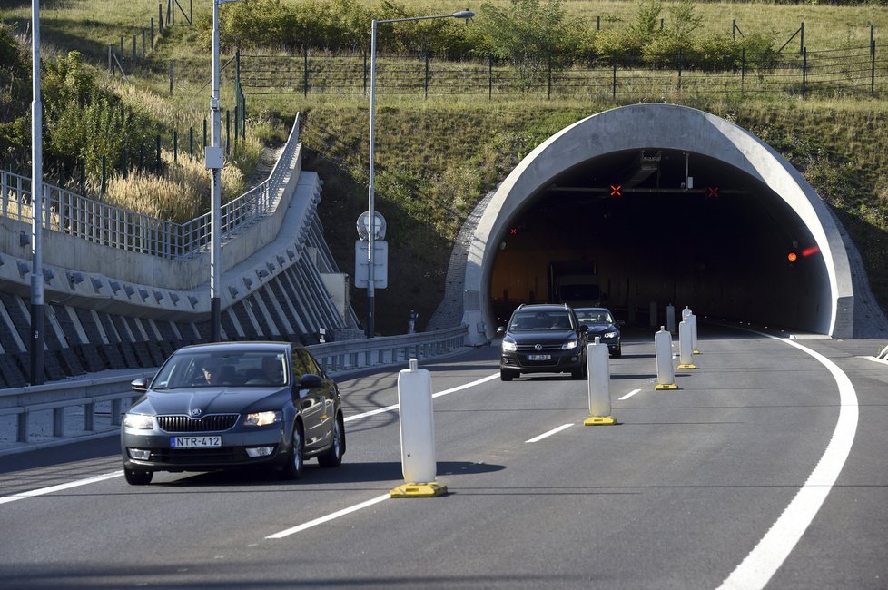 Dálnice D8 bude plně průjezdná snad na konci září