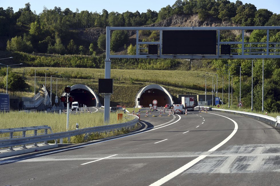 Řidiči jezdí v tunelu na D8 až 200 km/h