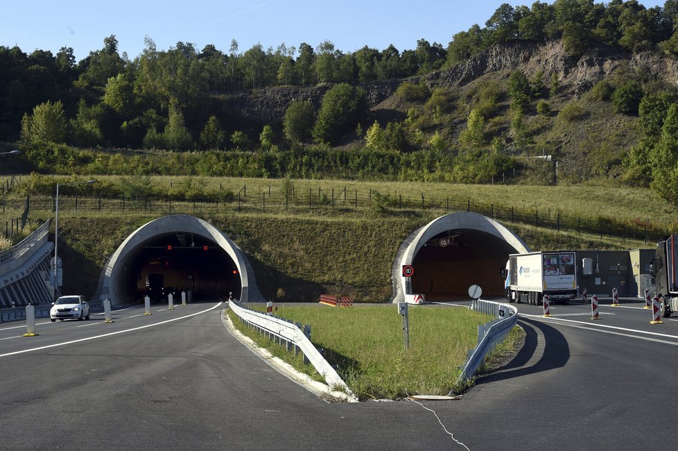 Řidiči jezdí v tunelu na D8 až 200 km/h