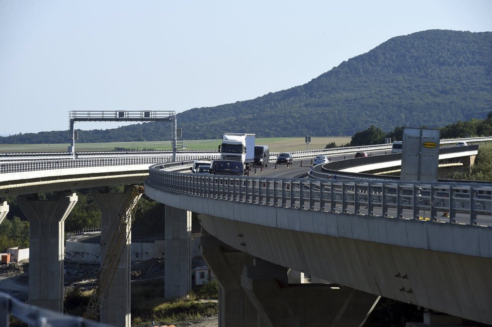 Řidiči jezdí v tunelu na D8 až 200 km/h