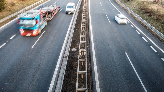 Vláda v pondělí schválila koncesionářskou smlouvu na dostavbu dálnice D35 mezi Opatovcem v Pardubickém kraji a Mohelnicí v Olomouckém kraji. v Česku Vláda v pondělí schválila koncesionářskou smlouvu na dostavbu dálnice D35 mezi Opatovcem v Pardubickém kraji a Mohelnicí v Olomouckém kraji. v Česku