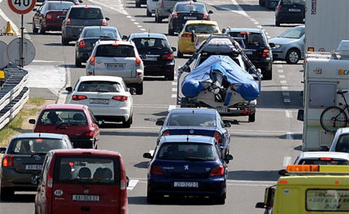 Řidiči o víkendu trávili na evropských dálnicích hodiny v dlouhých frontách