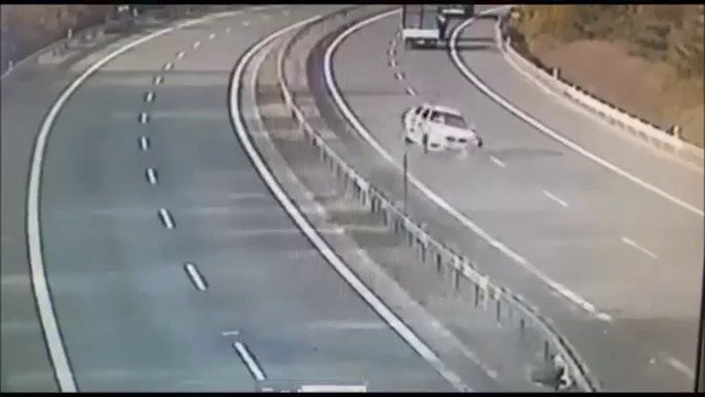 Muž naboural luxusní BMW, které ukradl v Německu, a od nehody riskantně prchal po dálnici D5.