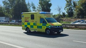 Dálnice D1 před Prahou ve směru od Brna stojí, u Jažlovic se srazilo aut, jsou tam zranění.