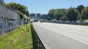 Dálnice D1 před Prahou ve směru od Brna stojí, u Jažlovic se srazilo aut, jsou tam zranění.