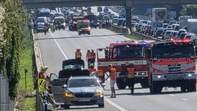 Dálnice D1 před Prahou ve směru od Brna stojí, u Jažlovic se srazilo aut, jsou tam zranění.