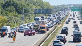 Dálnice D1 před Prahou ve směru od Brna stojí, u Jažlovic se srazilo aut, jsou tam zranění.