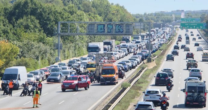 Dálnice D1 před Prahou ve směru od Brna stojí, u Jažlovic se srazilo aut, jsou tam zranění.