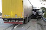 Polský kamion zablokoval v pondělí ráno dálnici D2 ve směru na Brno u Blučiny. Policie později uvolnila jeden jízdní pruh, kolony aut se táhly několik kilometrů.