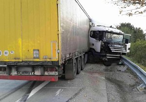 Polský kamion zablokoval v pondělí ráno dálnici D2 ve směru na Brno u Blučiny. Policie později uvolnila jeden jízdní pruh, kolony aut se táhly několik kilometrů.