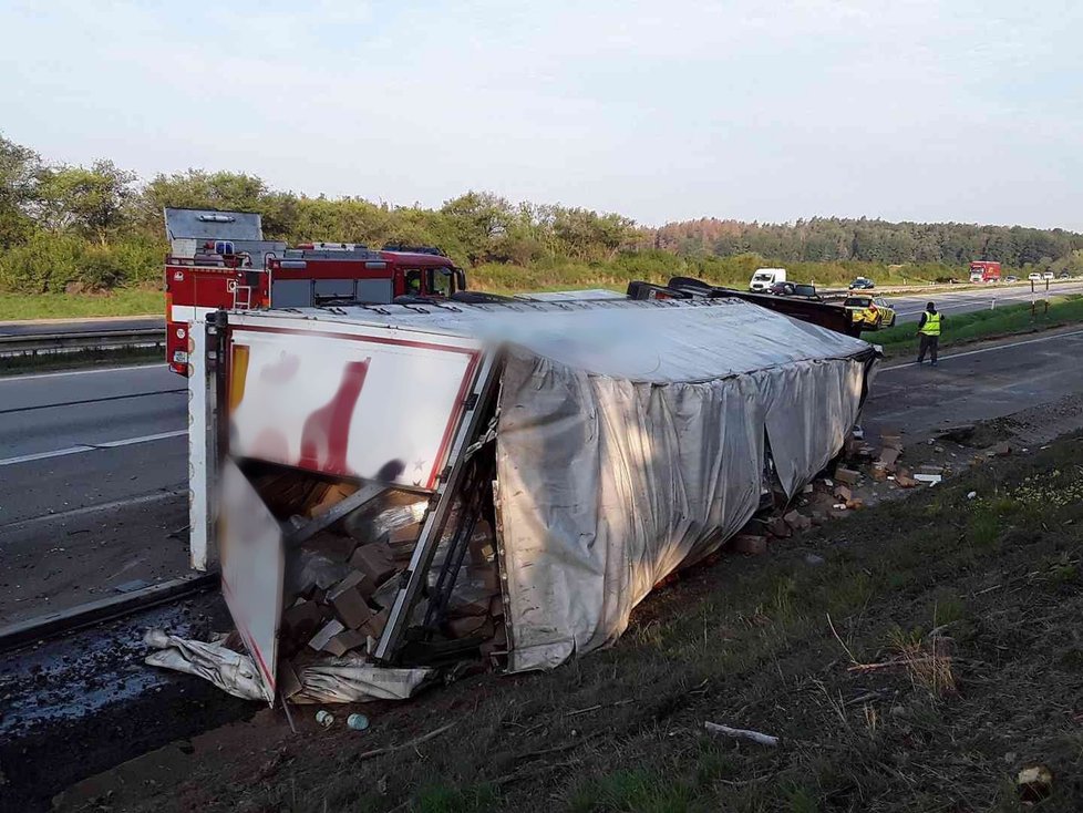 Na dálnici D1 na 173. kilometru ve směru na Prahu se v úterý ráno převrátil kamion. D