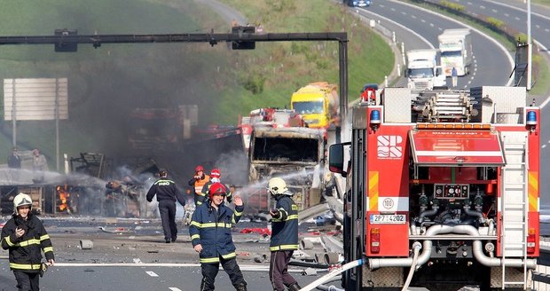 Dálnici D1 zablokoval dnes odpoledne ve směru na Prahu hořící kamion, převážející sýry (ilustrační foto)