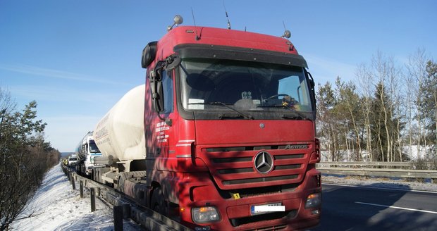 Kamion s českým řidičem, který zkolaboval, se řítil po německé dálnici (ilustrační foto)