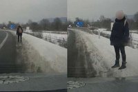 Důchodkyně zabloudila, cestu si pěšky krátila po dálnici: Vyfasovala „výchovnou“ pokutu