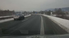 Žena na Karlovarsku si zkracovala cestu po dálnici.