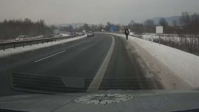 Žena na Karlovarsku si zkracovala cestu po dálnici.