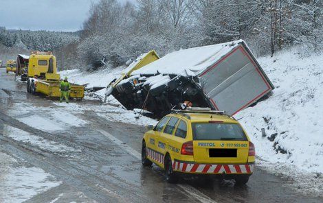 Ještě včera odpoledne se odklízely následky havárie z dálnice D1.