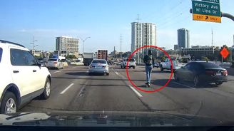 Sami to nezkoušejte! Kamera zachytila chlápka na elektrické koloběžce na dálnici za plného provozu