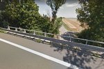 V pravděpodobném místě loupežného přepadení kříží dálnice D46 nadjezdem místní silnici směrem na obec Želeč a Němčice nad Hanou. Unikli tudy pachatelé?