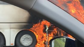 Na dálnici u Lovosic shořel autobus: Požár se obešel bez zranění.