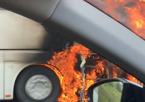 Na dálnici u Lovosic shořel autobus: Požár se obešel bez zranění.