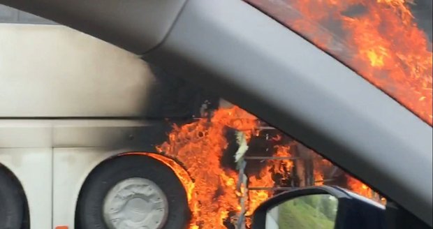 Na dálnici u Lovosic shořel autobus: Požár se obešel bez zranění