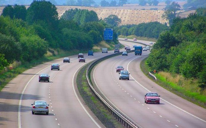 Ceny u čerpacích stanic rostly od konce března, v některých týdnech o více než padesátník. Počátkem června vystoupaly na nejvyšší úroveň za zhruba 3,5 roku, v polovině měsíce se trend otočil.