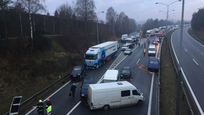 Hromadná nehoda na dálnici D1 u Mirošovic.