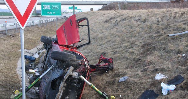 Smrtící nehoda na D1: Auto skončilo ve škarpě, spolujezdec zahynul