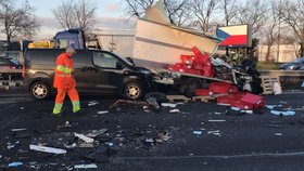 Dálnici D1 u Průhonic uzavřela nehoda, dva lidé se zranili 