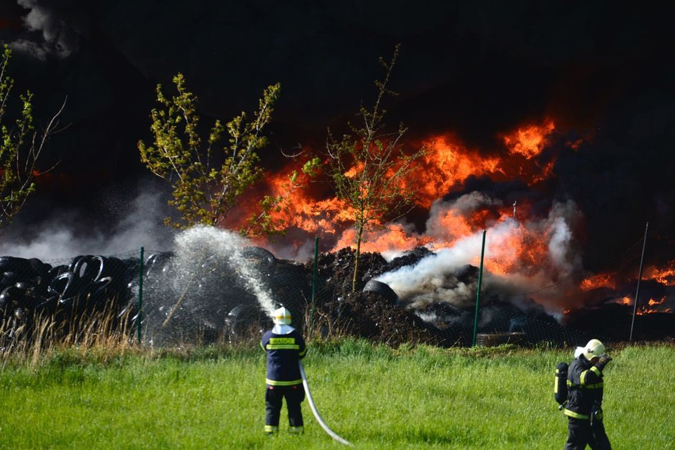 Na 35. kilometru D1 hoří sklad pneumatik