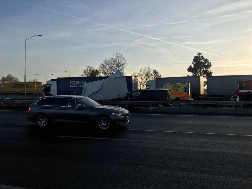 Dálnici D1 u Průhonic uzavřela nehoda čtyř aut se zraněním.