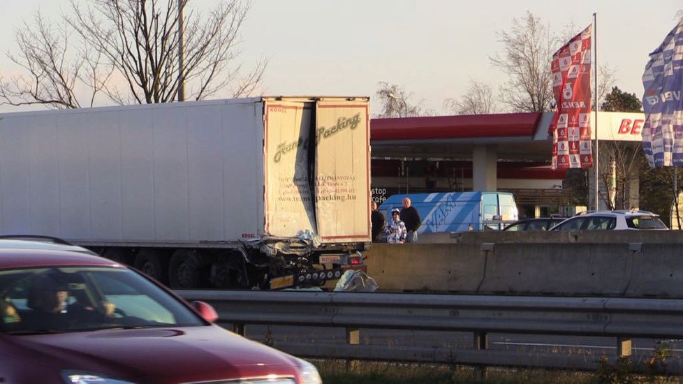 Dálnici D1 u Průhonic uzavřela nehoda čtyř aut se zraněním.