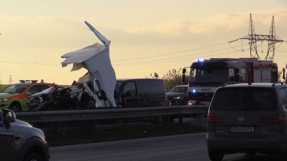 Dálnici D1 u Průhonic uzavřela nehoda čtyř aut se zraněním.