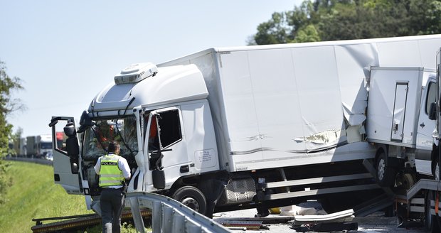 Dálnici D1 zablokovala na 172. kilometru nehoda dvou kamionů.
