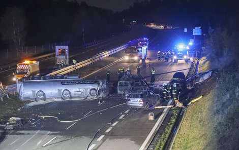 Policejní vůz krátce po střetu.