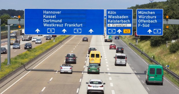 Češi začnou platit na německých dálnicích. Až pětistovku za 10denní známku