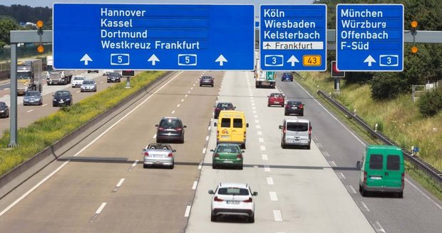 Od příštího roku se v Německu začne platit za dálnice: Očešou jen cizince!