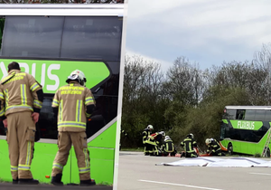 Tragédie na dálnici v Německu: Při nehodě dálkového autobusu zahynulo pět lidí!