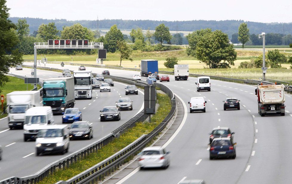 Řidiči osobních aut budou muset od roku 2019 platit za jízdu na německých dálnicích.