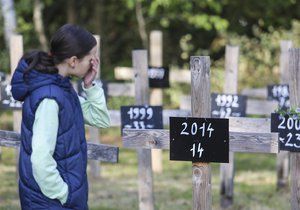 Na symbolickém hřbitově obětí nehod na nejfrekventovanější tuzemské dálnici přibyl další kříž za 20 lidí, kteří na D1 zemřeli v loňském roce.