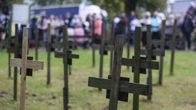 Na symbolickém hřbitově obětí nehod na nejfrekventovanější tuzemské dálnici přibyl další kříž za 20 lidí, kteří na D1 zemřeli v loňském roce.