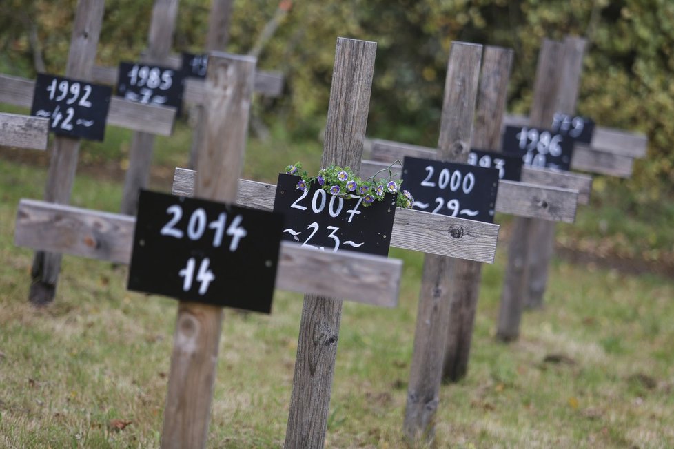 Na symbolickém hřbitově obětí nehod na nejfrekventovanější tuzemské dálnici přibyl další kříž za 20 lidí, kteří na D1 zemřeli v loňském roce.