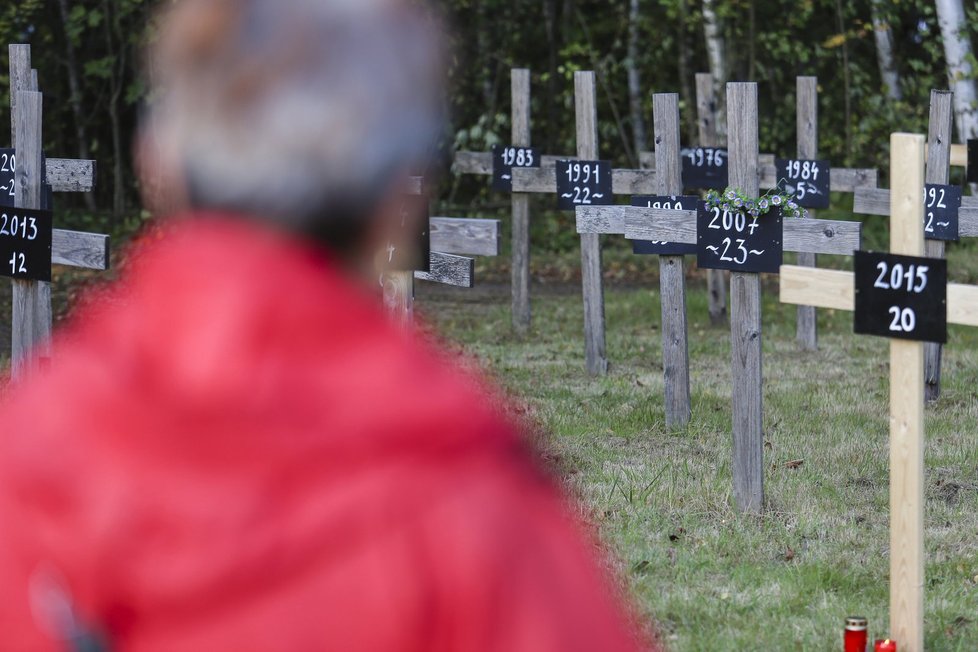 Na symbolickém hřbitově obětí nehod na nejfrekventovanější tuzemské dálnici přibyl další kříž za 20 lidí, kteří na D1 zemřeli v loňském roce.