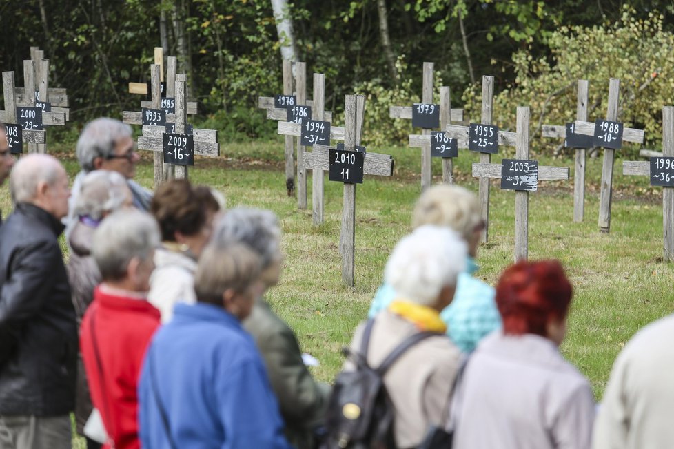 Na symbolickém hřbitově obětí nehod na nejfrekventovanější tuzemské dálnici přibyl další kříž za 20 lidí, kteří na D1 zemřeli v loňském roce.