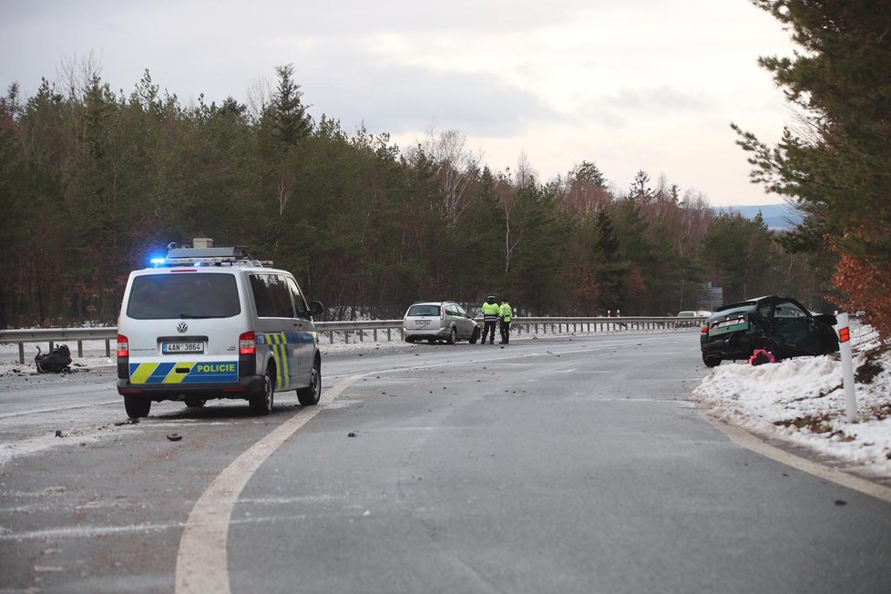 Dálnici D4 ve směru z Prahy do Příbrami uzavřeli policisté kvůli dopravní nehodě.